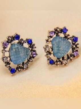 “Blue Branded Heart Wreath” Crisscross Bisect Framed Multicolor Gem Romance Stud